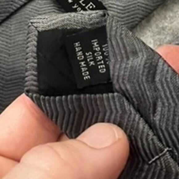 EUC Kenneth Cole Reaction mens tie 100% silk handmade wavelike pattern - Picture 3 of 7